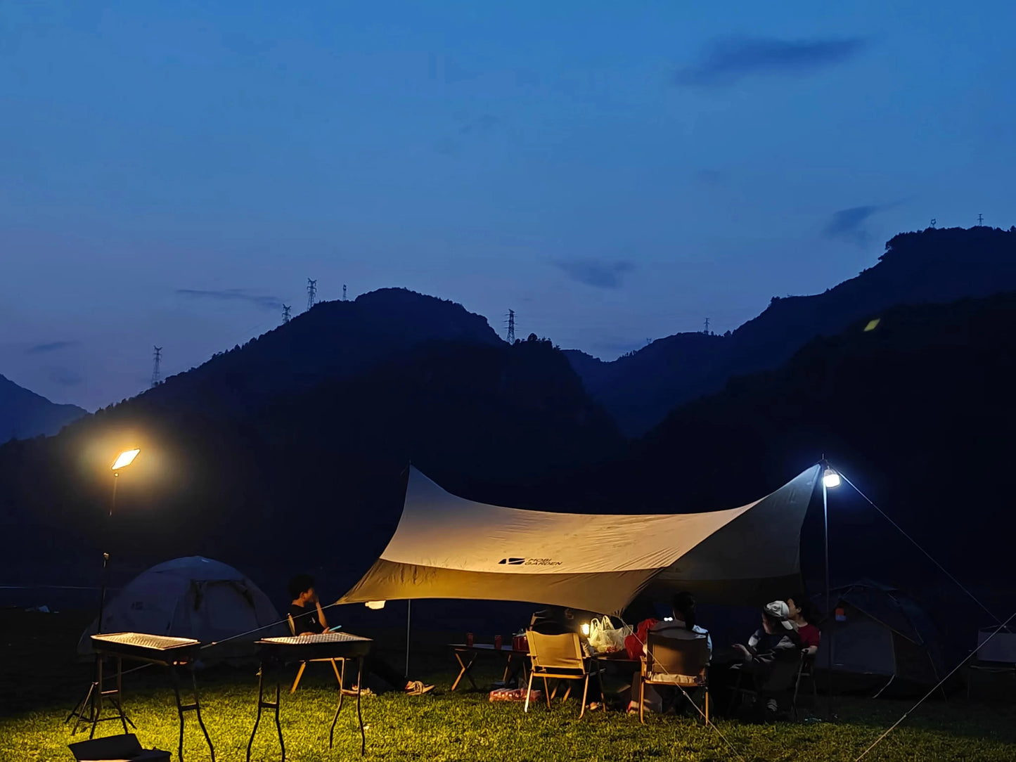 Super Bright Solar Camping Lantern (2000LM, 5000mAh)